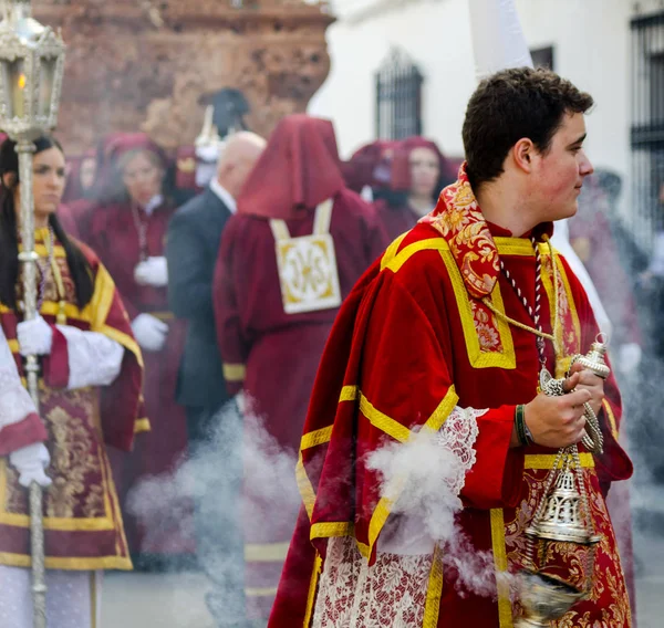 Velez Malaga, İspanya - 25 Mart 2018 insanlar geçit töreninde kutsal hafta İspanyol bir şehirde, Paskalya katılan
