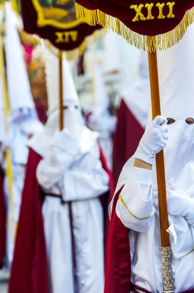 Velez Malaga, İspanya - 25 Mart 2018 insanlar geçit töreninde kutsal hafta İspanyol bir şehirde, Paskalya katılan