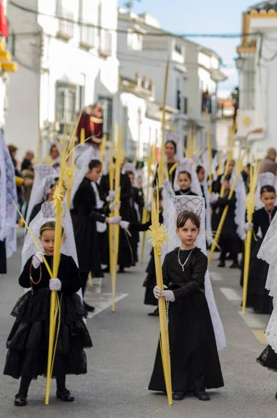 Velez Malaga, İspanya - 25 Mart 2018 insanlar geçit töreninde kutsal hafta İspanyol bir şehirde, Paskalya katılan