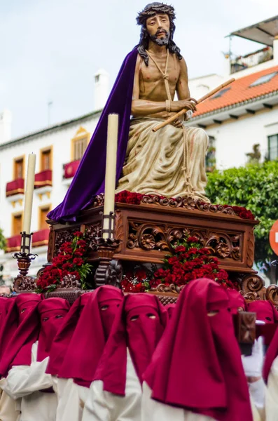 Velez Malaga, İspanya - 24 Mart 2018 insanlar geçit töreninde kutsal hafta İspanyol bir şehirde, Paskalya katılan