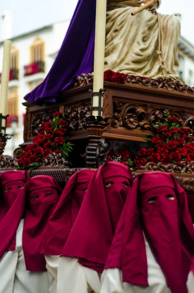 Velez Malaga, İspanya - 24 Mart 2018 insanlar geçit töreninde kutsal hafta İspanyol bir şehirde, Paskalya katılan