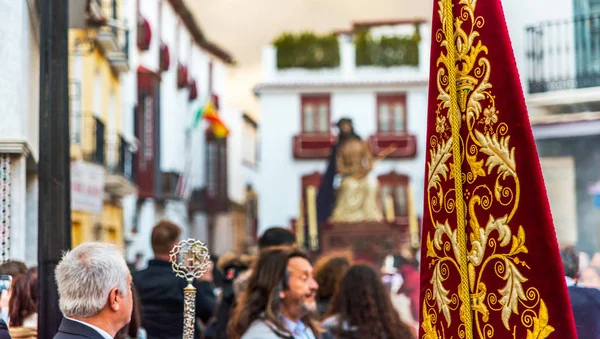 Velez Malaga, İspanya - 24 Mart 2018 insanlar geçit töreninde kutsal hafta İspanyol bir şehirde, Paskalya katılan
