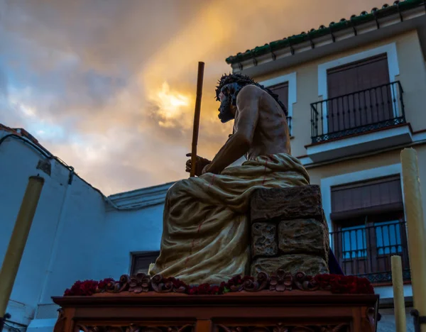 Velez Malaga, İspanya - 24 Mart 2018 insanlar geçit töreninde kutsal hafta İspanyol bir şehirde, Paskalya katılan