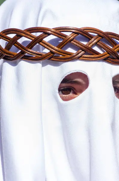 Velez Malaga, İspanya - 27 Mart 2018 insanlar geçit töreninde kutsal hafta İspanyol bir şehirde, Paskalya katılan