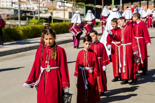 Velez Malaga, İspanya - 27 Mart 2018 insanlar geçit töreninde kutsal hafta İspanyol bir şehirde, Paskalya katılan