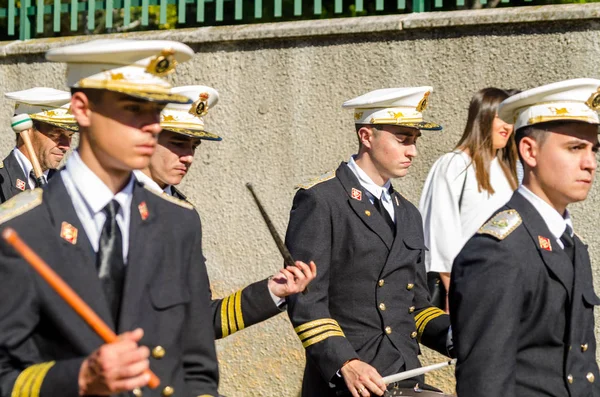 Velez Malaga, İspanya - 27 Mart 2018 insanlar geçit töreninde kutsal hafta İspanyol bir şehirde, Paskalya katılan