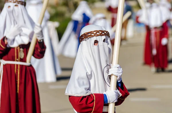 Velez Malaga, İspanya - 27 Mart 2018 insanlar geçit töreninde kutsal hafta İspanyol bir şehirde, Paskalya katılan