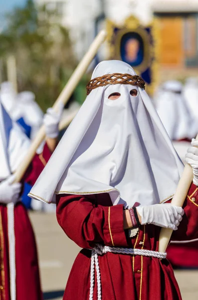 Velez Malaga, İspanya - 27 Mart 2018 insanlar geçit töreninde kutsal hafta İspanyol bir şehirde, Paskalya katılan