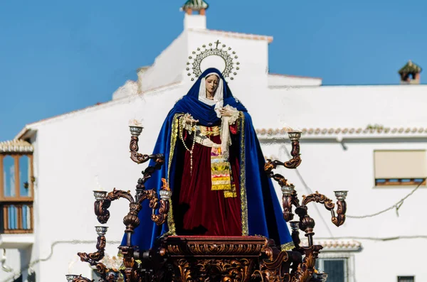 Velez Malaga, İspanya - 27 Mart 2018 insanlar geçit töreninde kutsal hafta İspanyol bir şehirde, Paskalya katılan