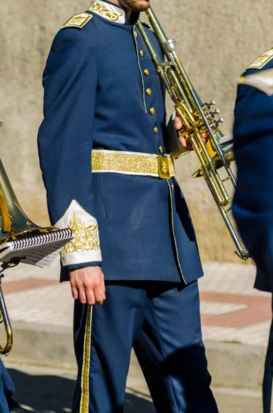 Velez Malaga, İspanya - 27 Mart 2018 insanlar geçit töreninde kutsal hafta İspanyol bir şehirde, Paskalya katılan