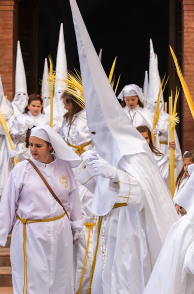 Velez Malaga, İspanya - 25 Mart 2018 insanlar geçit töreninde kutsal hafta İspanyol bir şehirde, Paskalya katılan
