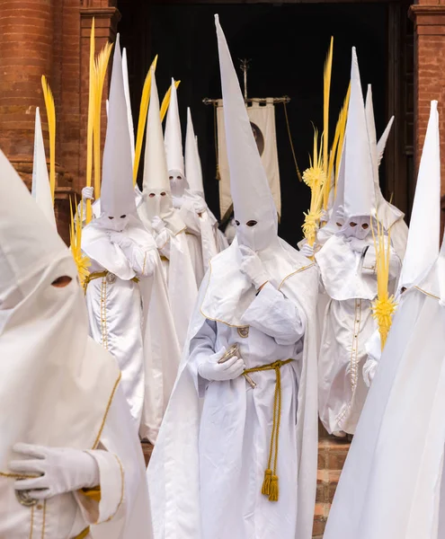 Velez Malaga, İspanya - 25 Mart 2018 insanlar geçit töreninde kutsal hafta İspanyol bir şehirde, Paskalya katılan