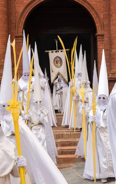 Velez Malaga, İspanya - 25 Mart 2018 insanlar geçit töreninde kutsal hafta İspanyol bir şehirde, Paskalya katılan