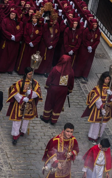 Velez Malaga, İspanya - 25 Mart 2018 insanlar geçit töreninde kutsal hafta İspanyol bir şehirde, Paskalya katılan