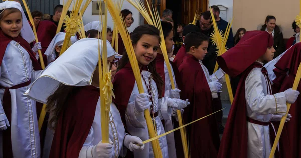 Velez Malaga, İspanya - 25 Mart 2018 insanlar geçit töreninde kutsal hafta İspanyol bir şehirde, Paskalya katılan