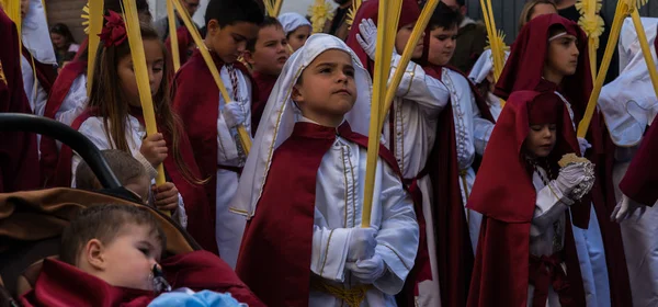 Velez Malaga, İspanya - 25 Mart 2018 insanlar geçit töreninde kutsal hafta İspanyol bir şehirde, Paskalya katılan