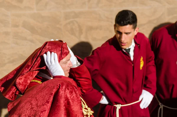 Velez Malaga, İspanya - 29 Mart 2018 insanlar geçit töreninde kutsal hafta İspanyol bir şehirde, Paskalya katılan