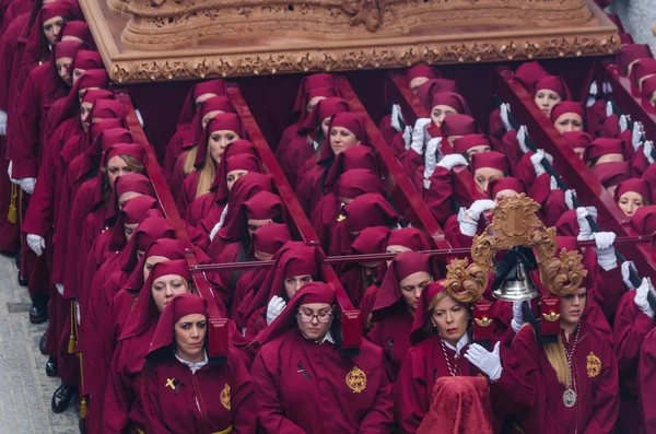Velez Malaga, İspanya - 25 Mart 2018 insanlar geçit töreninde kutsal hafta İspanyol bir şehirde, Paskalya katılan