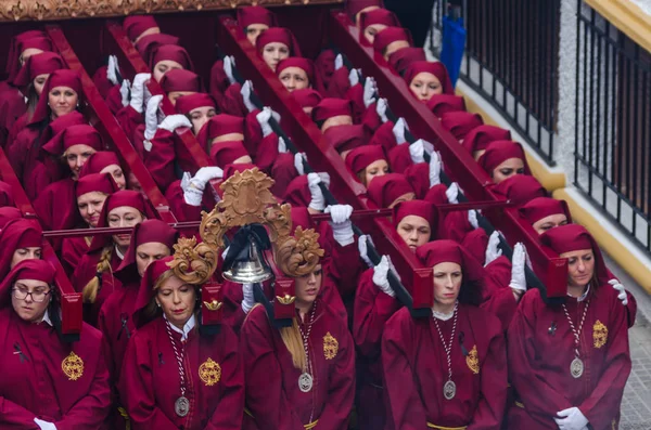 Velez Malaga, İspanya - 25 Mart 2018 insanlar geçit töreninde kutsal hafta İspanyol bir şehirde, Paskalya katılan