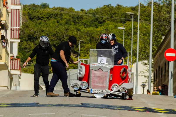 西班牙 Velez Malaga 2018年4月14日 Autos Locos 传统的乐趣 包括乘坐纸板汽车 自制车辆 创意和欢快的活动 — 图库照片