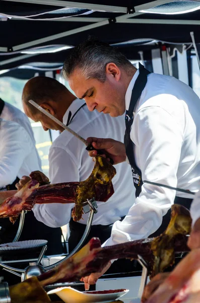 Nerja, İspanya - 15 Nisan 2018 Nerja, Andalusia, harika bir gösteri becerilerinin yer alan Jamon Serrano kesme olay profesyonellerin geleneksel rekabet