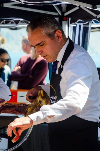 Nerja, İspanya - 15 Nisan 2018 Nerja, Andalusia, harika bir gösteri becerilerinin yer alan Jamon Serrano kesme olay profesyonellerin geleneksel rekabet