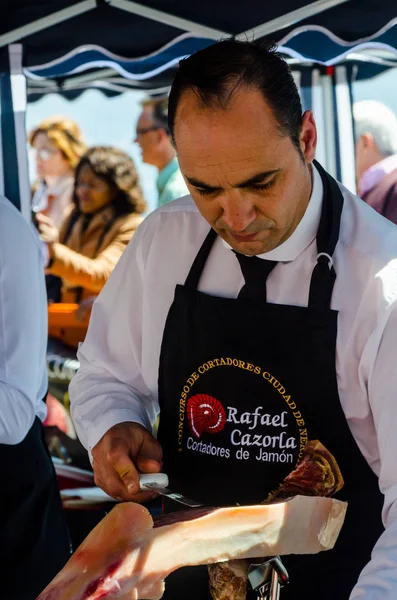 Nerja, İspanya - 15 Nisan 2018 Nerja, Andalusia, harika bir gösteri becerilerinin yer alan Jamon Serrano kesme olay profesyonellerin geleneksel rekabet