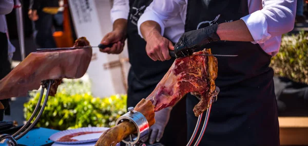 Nerja, İspanya - 15 Nisan 2018 Nerja, Andalusia, harika bir gösteri becerilerinin yer alan Jamon Serrano kesme olay profesyonellerin geleneksel rekabet