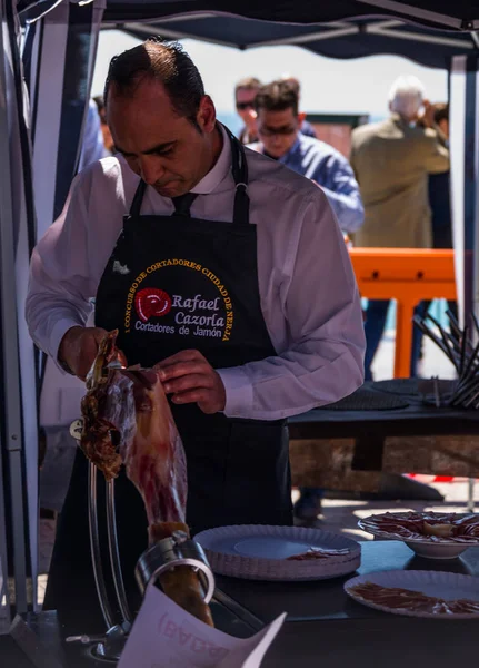 Nerja, İspanya - 15 Nisan 2018 Nerja, Andalusia, harika bir gösteri becerilerinin yer alan Jamon Serrano kesme olay profesyonellerin geleneksel rekabet