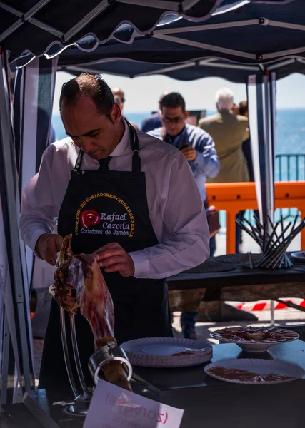 Nerja, İspanya - 15 Nisan 2018 Nerja, Andalusia, harika bir gösteri becerilerinin yer alan Jamon Serrano kesme olay profesyonellerin geleneksel rekabet