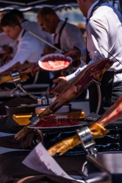 Nerja, İspanya - 15 Nisan 2018 Nerja, Andalusia, harika bir gösteri becerilerinin yer alan Jamon Serrano kesme olay profesyonellerin geleneksel rekabet