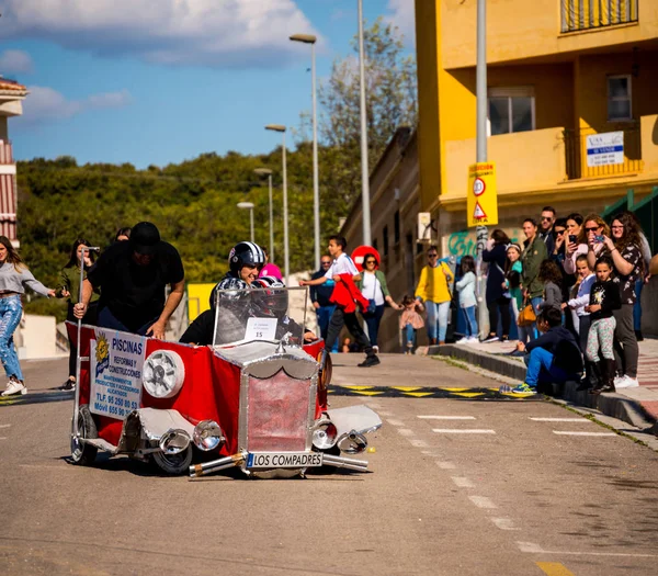 西班牙 Velez Malaga 2018年4月14日 Autos Locos 传统的乐趣 包括乘坐纸板汽车 自制车辆 创意和欢快的活动 — 图库照片
