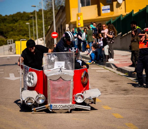 ベレス マラガ スペイン 2018 自動車 Locos 伝統的な楽しい段ボール車 自作車両 創造的で陽気なイベント乗車を含む — ストック写真
