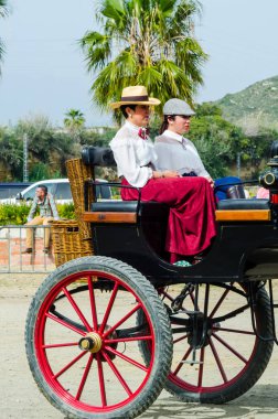 Almayate, İspanya - 22 Nisan 2018 dostum ile geleneksel bir Endülüs yarışmada bir araba sürüş at sürücü at arabası, atları ile carters profesyonel çalışma ile yeteneği sunumunu dayalı geleneksel İspanya Yarışması