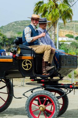 Almayate, İspanya - 22 Nisan 2018 dostum ile geleneksel bir Endülüs yarışmada bir araba sürüş at sürücü at arabası, atları ile carters profesyonel çalışma ile yeteneği sunumunu dayalı geleneksel İspanya Yarışması