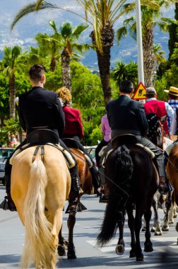 Torre Del Mar, İspanya - 29 Nisan 2018 insanlar kutlamaları nedeniyle İspanya Kutsal şekilde aktarma Katolik törenine katılan