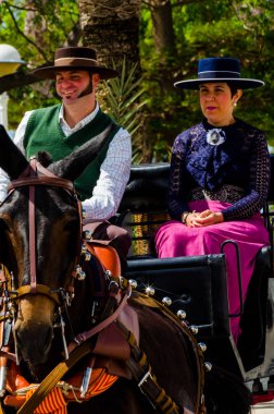 Torre Del Mar, İspanya - 29 Nisan 2018 insanlar kutlamaları nedeniyle İspanya Kutsal şekilde aktarma Katolik törenine katılan