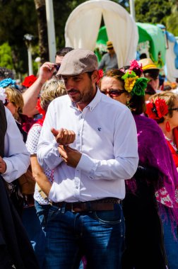 Torre Del Mar, İspanya - 29 Nisan 2018 insanlar kutlamaları nedeniyle İspanya Kutsal şekilde aktarma Katolik törenine katılan