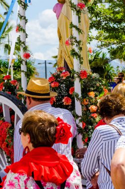 Torre Del Mar, İspanya - 29 Nisan 2018 insanlar kutlamaları nedeniyle İspanya Kutsal şekilde aktarma Katolik törenine katılan