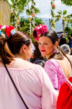 Torre Del Mar, İspanya - 29 Nisan 2018 insanlar kutlamaları nedeniyle İspanya Kutsal şekilde aktarma Katolik törenine katılan