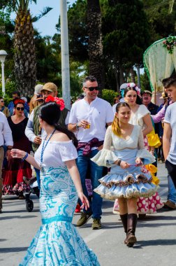 Torre Del Mar, İspanya - 29 Nisan 2018 insanlar kutlamaları nedeniyle İspanya Kutsal şekilde aktarma Katolik törenine katılan