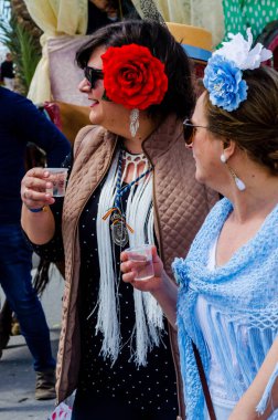 Torre Del Mar, İspanya - 29 Nisan 2018 insanlar kutlamaları nedeniyle İspanya Kutsal şekilde aktarma Katolik törenine katılan