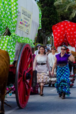 Torre Del Mar, İspanya - 29 Nisan 2018 insanlar kutlamaları nedeniyle İspanya Kutsal şekilde aktarma Katolik törenine katılan