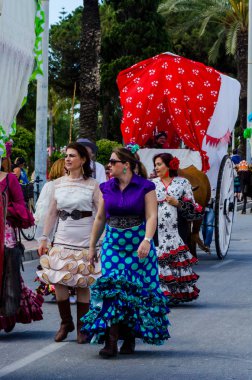 Torre Del Mar, İspanya - 29 Nisan 2018 insanlar kutlamaları nedeniyle İspanya Kutsal şekilde aktarma Katolik törenine katılan