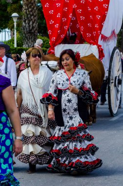 Torre Del Mar, İspanya - 29 Nisan 2018 insanlar kutlamaları nedeniyle İspanya Kutsal şekilde aktarma Katolik törenine katılan