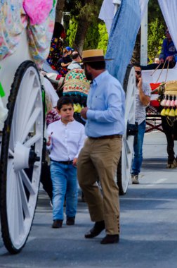 Torre Del Mar, İspanya - 29 Nisan 2018 insanlar kutlamaları nedeniyle İspanya Kutsal şekilde aktarma Katolik törenine katılan