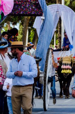 Torre Del Mar, İspanya - 29 Nisan 2018 insanlar kutlamaları nedeniyle İspanya Kutsal şekilde aktarma Katolik törenine katılan