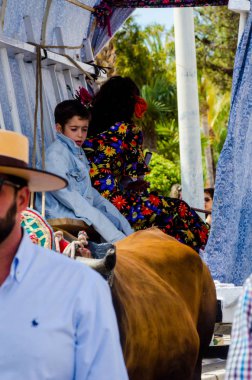 Torre Del Mar, İspanya - 29 Nisan 2018 insanlar kutlamaları nedeniyle İspanya Kutsal şekilde aktarma Katolik törenine katılan