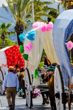 Torre Del Mar, İspanya - 29 Nisan 2018 insanlar kutlamaları nedeniyle İspanya Kutsal şekilde aktarma Katolik törenine katılan