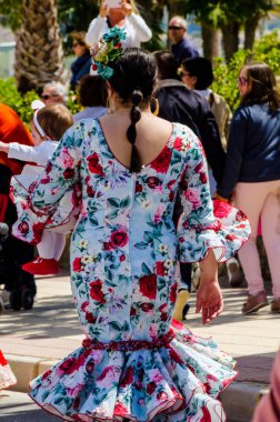 Torre Del Mar, İspanya - 29 Nisan 2018 insanlar kutlamaları nedeniyle İspanya Kutsal şekilde aktarma Katolik törenine katılan